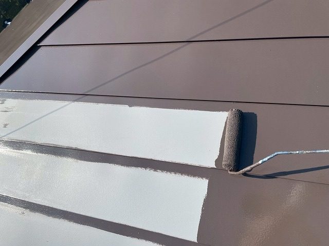 「スーパーシャネツサーモF」を用いた金属屋根塗装のローラー中塗り
