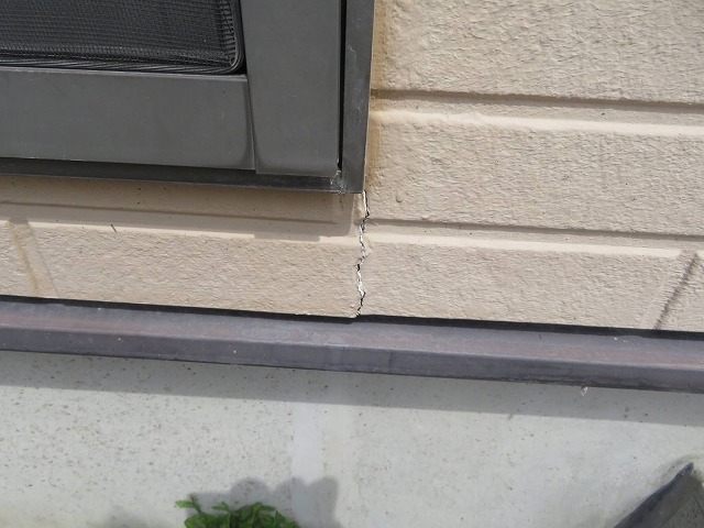 住宅サイディング外壁のサッシ際にひび割れを確認