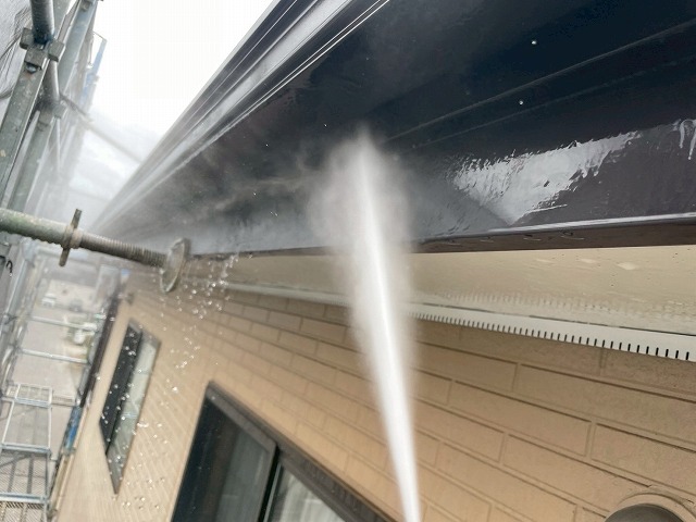外壁塗装工事で雨樋や鼻隠しの汚れを高圧洗浄で洗い落している様子