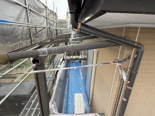 外壁塗装工事塗装工程前のバルコニー手摺や屋根の骨組みへの養生