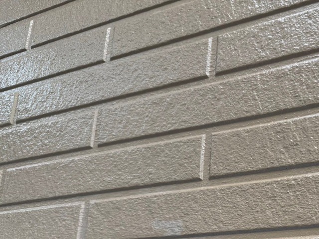 サイディング外壁塗装工事の「エポパワーシーラー」を用いた下塗りが完了