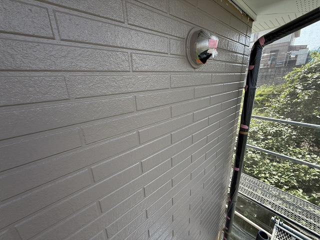 サイディング外壁塗装工事の「超低汚染リファイン1000MF-IR」を用いた中塗りが完了