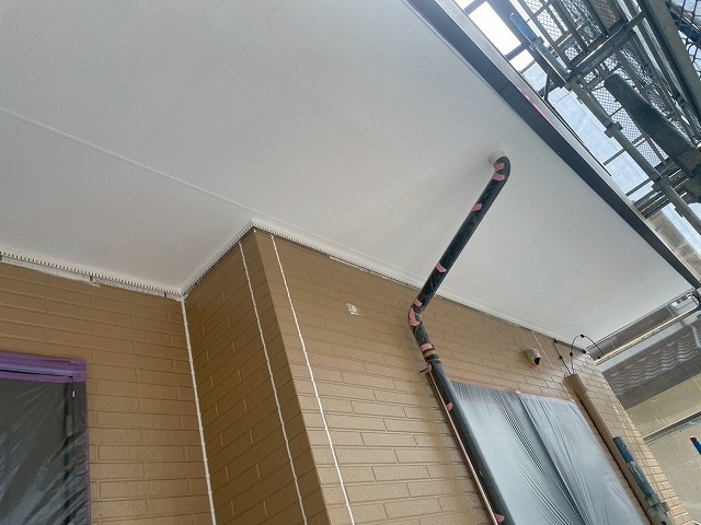 住宅外壁塗装工事の軒天塗装工程の完了状況