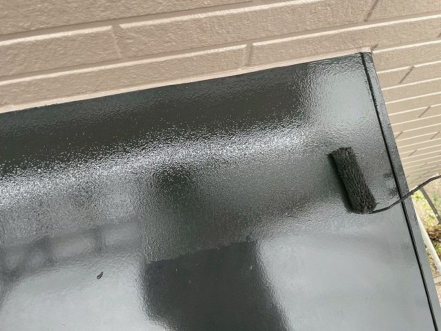 住宅建物塗装工事の庇板金への2回目塗装状況