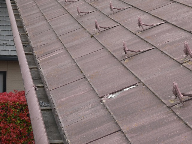 住宅屋根の無料点検でコロニアル屋根の割れを確認