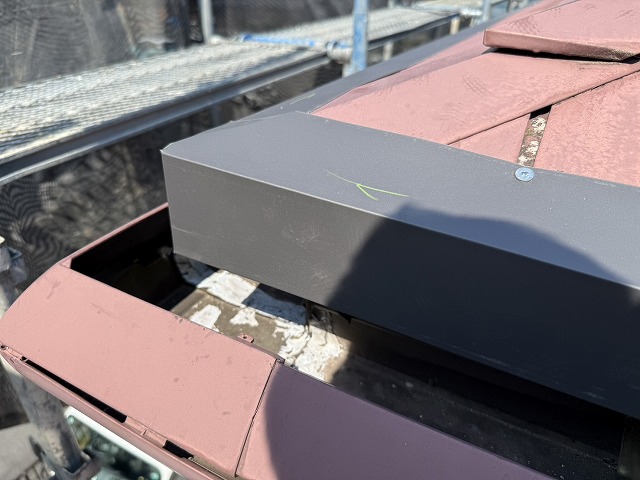 屋根カバー工事で取り付けた軒先水切りのコーナー納まり