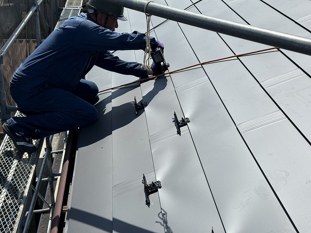 SGL鋼板屋根を用いたカバー工法の雪止め金具取り付け状況