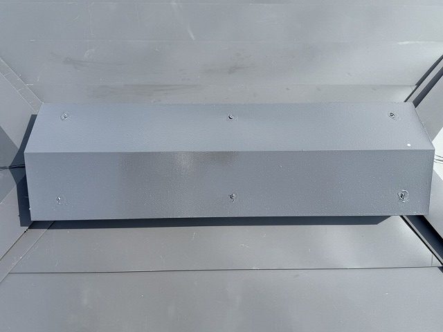 屋根カバー工事の換気棟再設置後の塗り替え完了状況