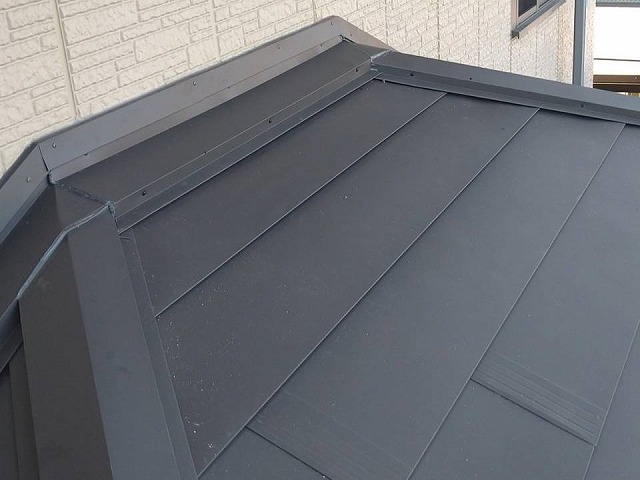 屋根カバー工事で雨押え板金の設置が完了