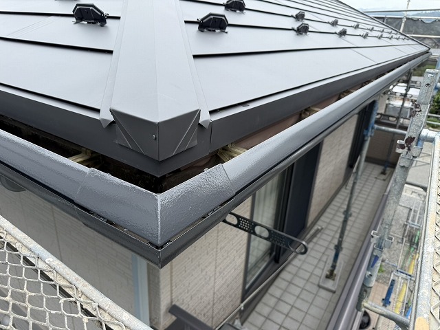屋根カバー工事とまとめて行った雨樋塗装が完了