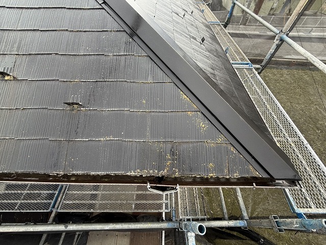屋根カバー工法による改修工事の高圧洗浄前の状況