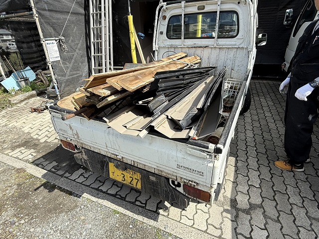 屋根カバー工法で撤去した棟板金や貫板などを処分