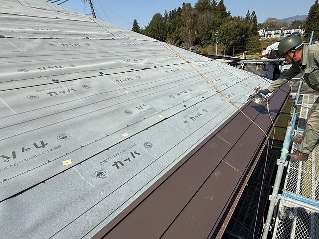 屋根カバー工事でSGL鋼板屋根本体を釘で固定している様子