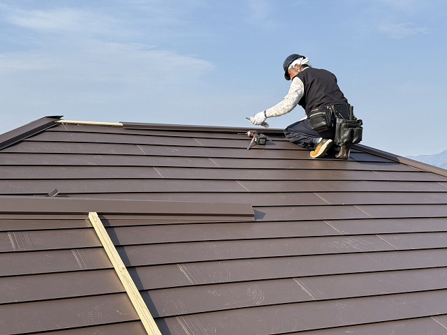 屋根カバー工事の大棟への棟板金設置状況