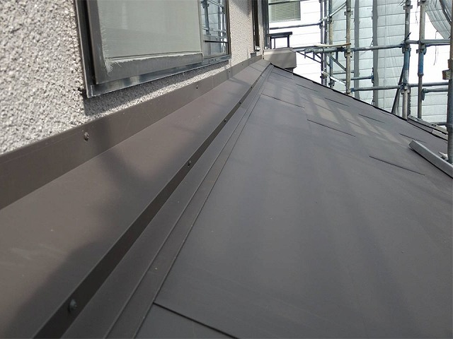 屋根カバー工事の下屋根部雨押え板金設置状況