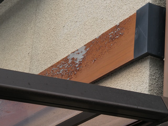 住宅の外壁調査で幕板の塗膜劣化を確認