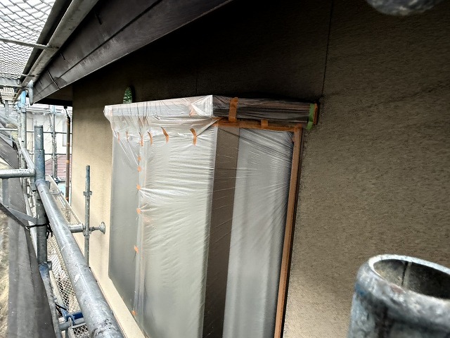 外壁塗装工事でまっすぐな塗装ラインを出して養生作業