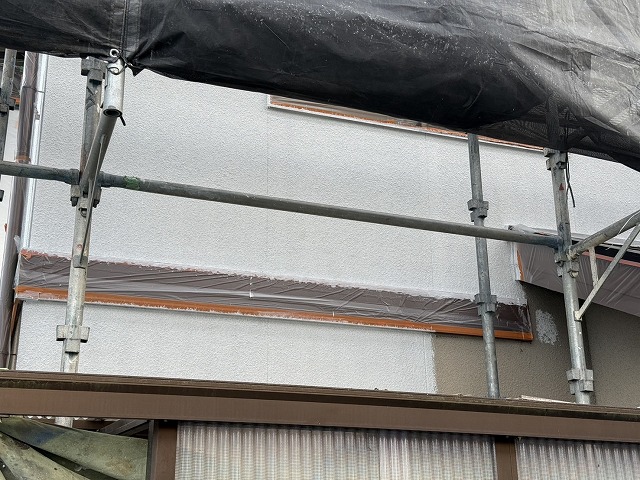 モルタル外壁塗装工事の下塗り施工状況