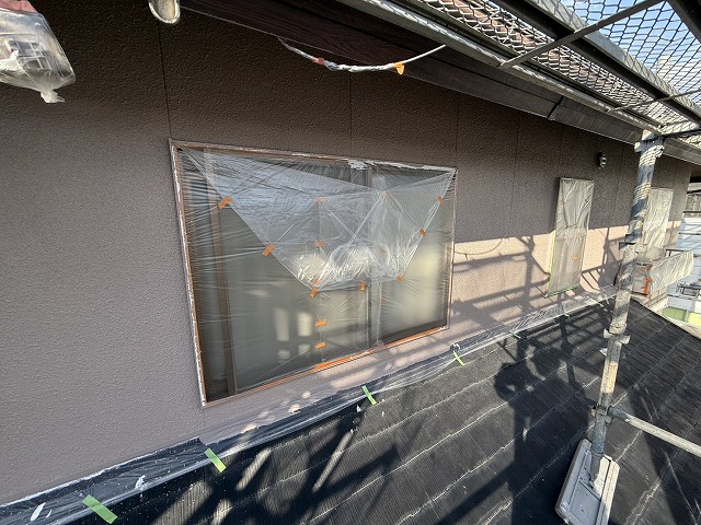 モルタル外壁塗装工事の低汚染塗料による中塗りが完了