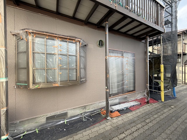 モルタル外壁塗装工事の「超低汚染リファイン1000Si-IR」による上塗りが完了