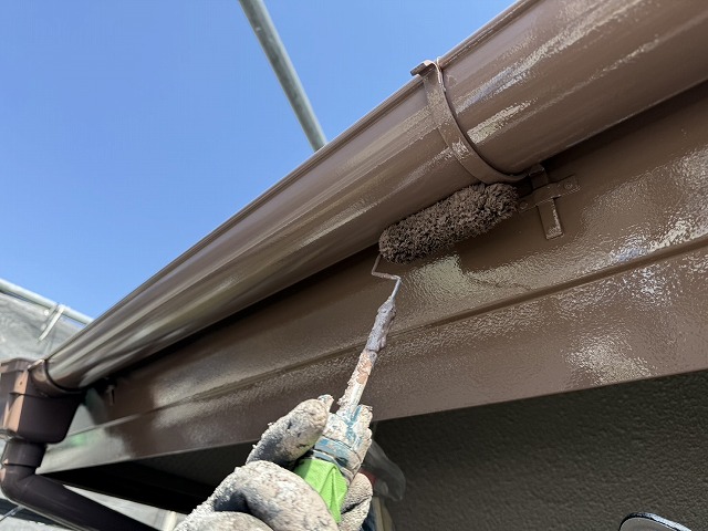 外壁塗装工事の雨樋への塗装状況