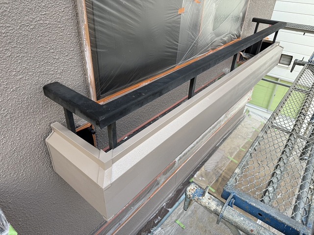 住宅外壁塗装工事のフラワーボックスに対する塗装完了状況