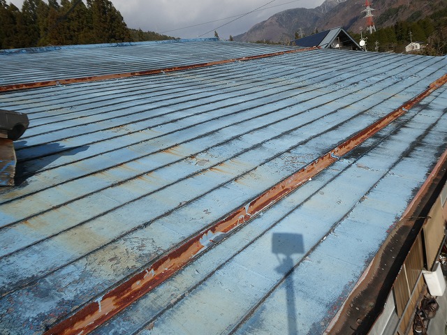 戸建て住宅の屋根調査で雪止めアングルのサビを確認