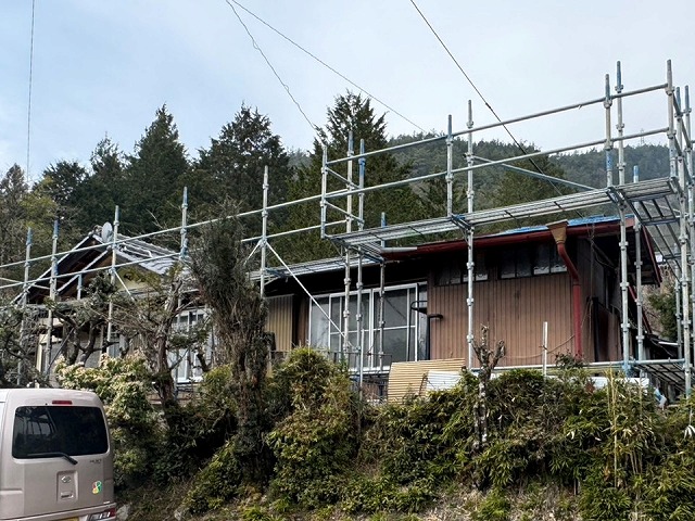 屋根カバー工事を行うための足場の設置が完了