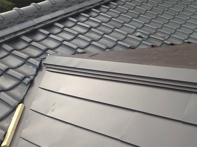 戸建て住宅の屋根カバー工事の棟部への役物設置