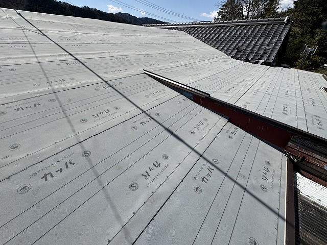 戸建て住宅屋根カバー工事の水切り役物先行取り付けが完了