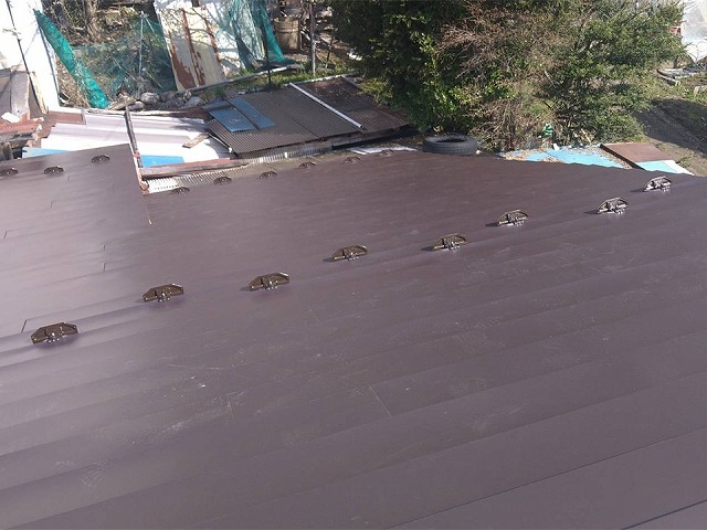 ガルバリウム鋼板屋根を用いたカバー工事の雪止め金具の取り付け状況