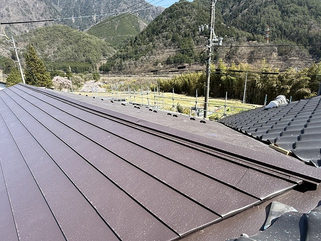 屋根カバー工事の棟板金設置が完了