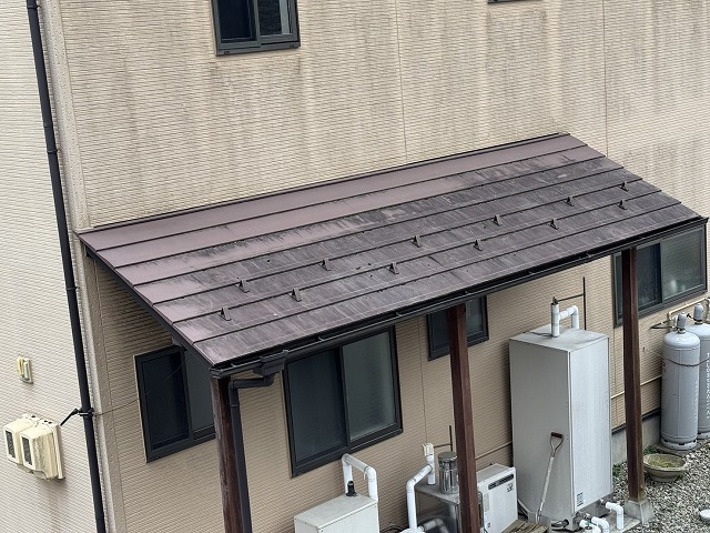 住宅の下屋根に塗膜剥がれや汚れの付着を確認した無料点検
