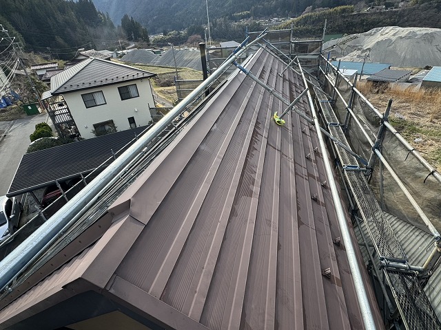 金属屋根塗装工事の高圧洗浄が完了