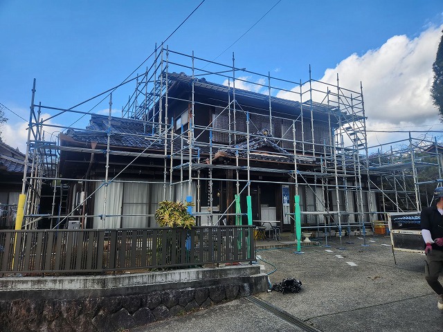 屋根葺き替えおよび雨樋交換工事の足場設置が完了