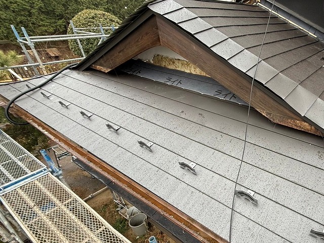 屋根葺き替え工事の雪止め金具取り付け完了状況