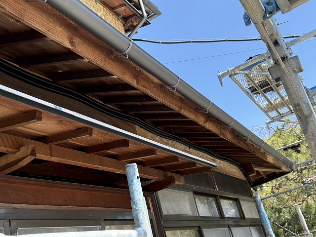 経年劣化が進んだ雨樋の交換工事が完成した状況