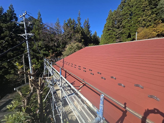 赤みがかったガルバリウム鋼板屋根を用いた住宅屋根カバー工事本体施工