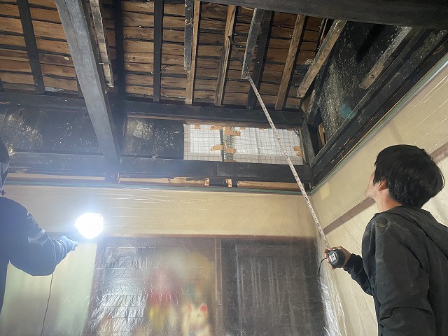住宅建物メンテナンスの和室天井張り替えのための天井解体
