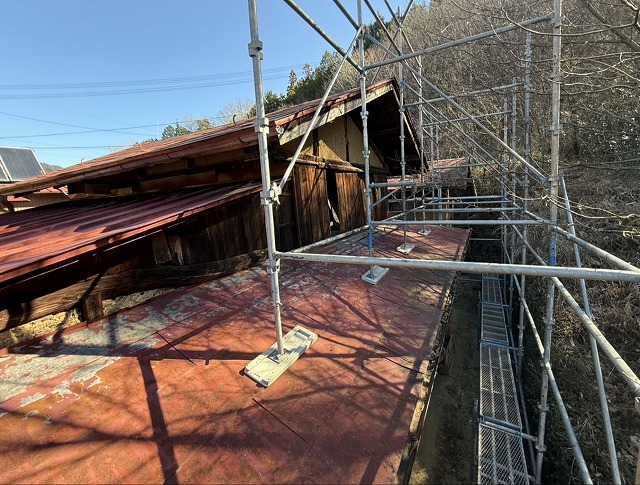 住宅屋根カバー工事に向けて足場の設置が完了した状況