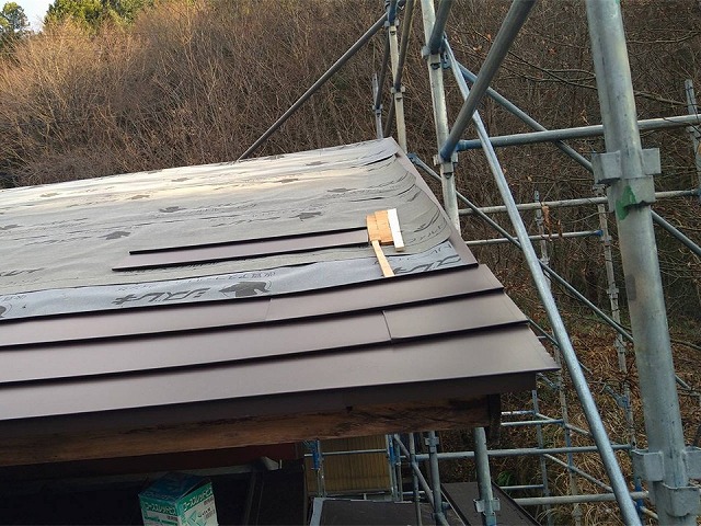 軒先側からSGL鋼板屋根をジョイント部分をかみ合わせながら施工を開始した状況
