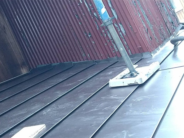 下屋根に対するSGL鋼板の本体施工