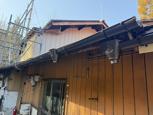 軒継ぎ手や集水器などの専用部材で丁寧に納めた軒樋設置工程の完了状況