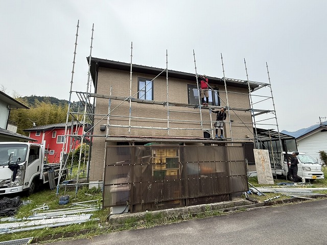 建物の形状に合わせて足場を調整しながら組み立てる様子