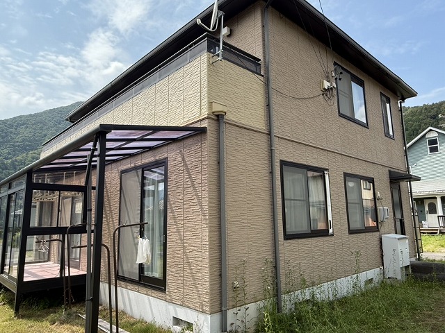 ベランダ部分のサイディング外壁塗装工事が完成した住宅の外観