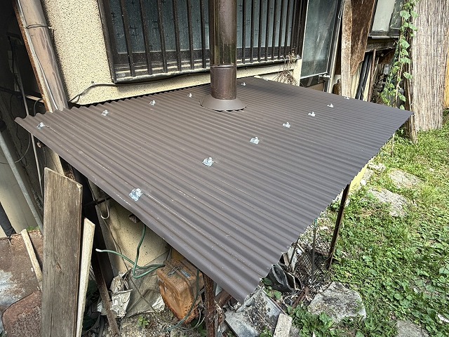給湯設備の屋根に張り替えられたSGL鋼板波板の全景