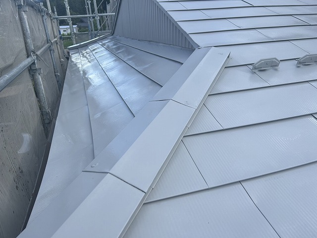 金属屋根塗装工事の棟板金への下塗りが完了
