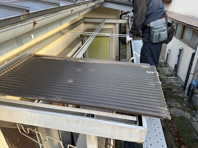 ポリカ屋根張り替え工事で既存ベランダ屋根の取り外し状況