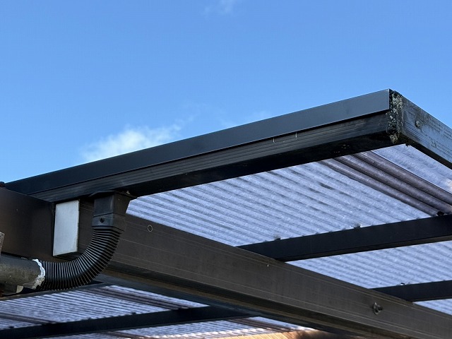 カーポート屋根のポリカ波板張り替え工事で板金役物取り付け状況