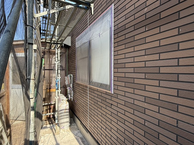 サイディング外壁塗装工事のマスカーを用いた養生